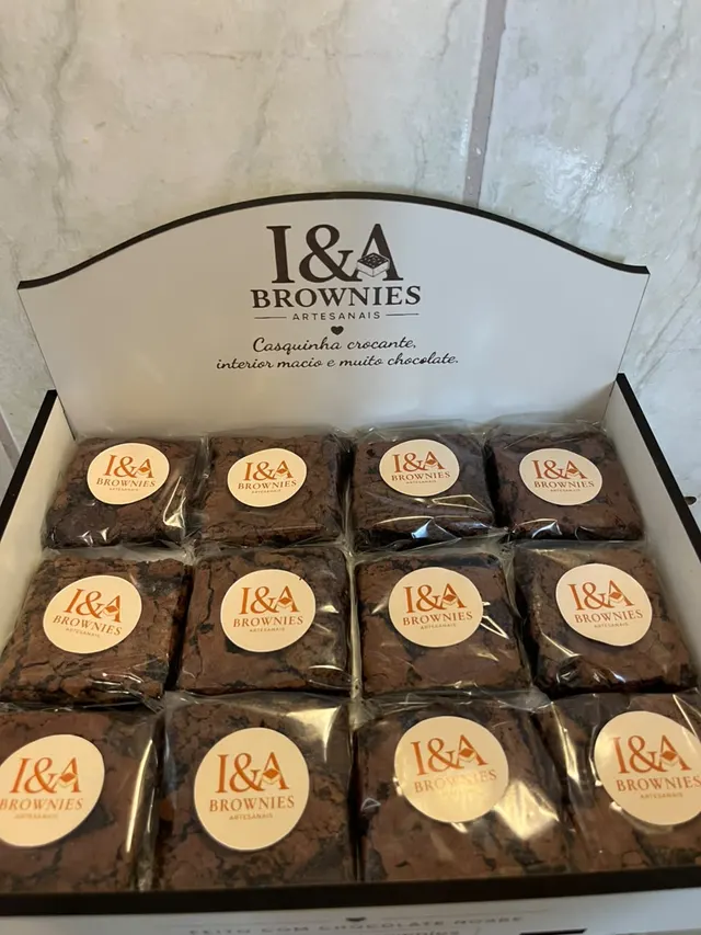 Caixa aberta da I&A com 12 brownies embalados