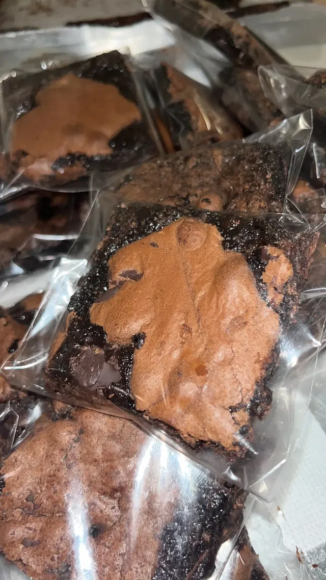 Brownies embalados de perto, com a casquinha aparecendo pelo plástico
