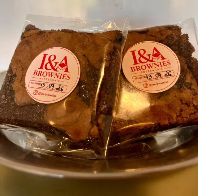 Dois brownies embalados com o selo da I&A e a validade escrita à mão