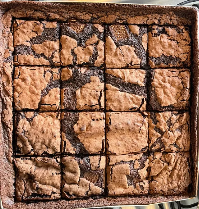 Forma de brownie recém-saída do forno, cortada em 16 pedaços